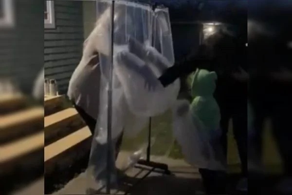 Menino cria “máquina de abraços” para professora com câncer